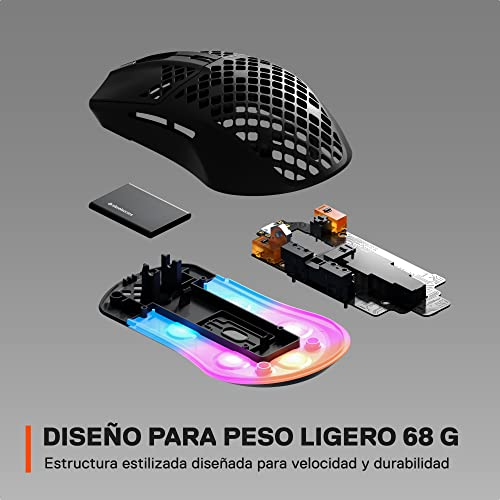 Silla gaming negra y gris con reposacabezas, reposabrazos y ruedas, sobre fondo blanco.