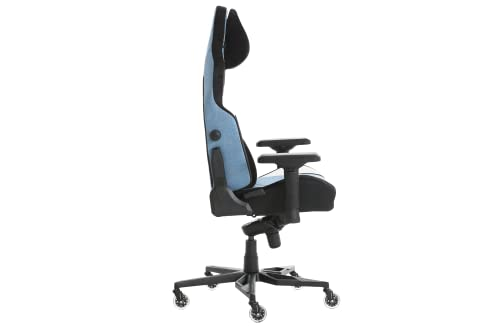 Una silla gamer azul y negra de perfil, con respaldo alto y reposacabezas, sobre un fondo blanco.