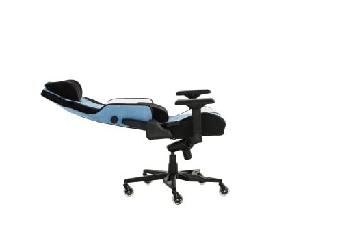 Silla gamer azul y negra con reposacabezas y reposabrazos, sobre un fondo blanco.