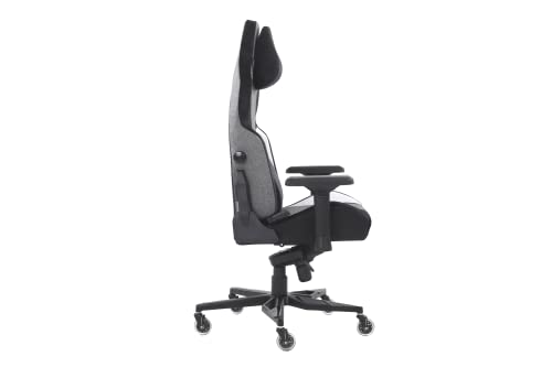 Una silla gamer gris y negra sobre un fondo blanco.