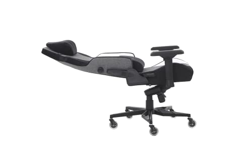 Silla gaming en negro y gris, con reposacabezas, reposabrazos y ruedas, sobre un fondo blanco.