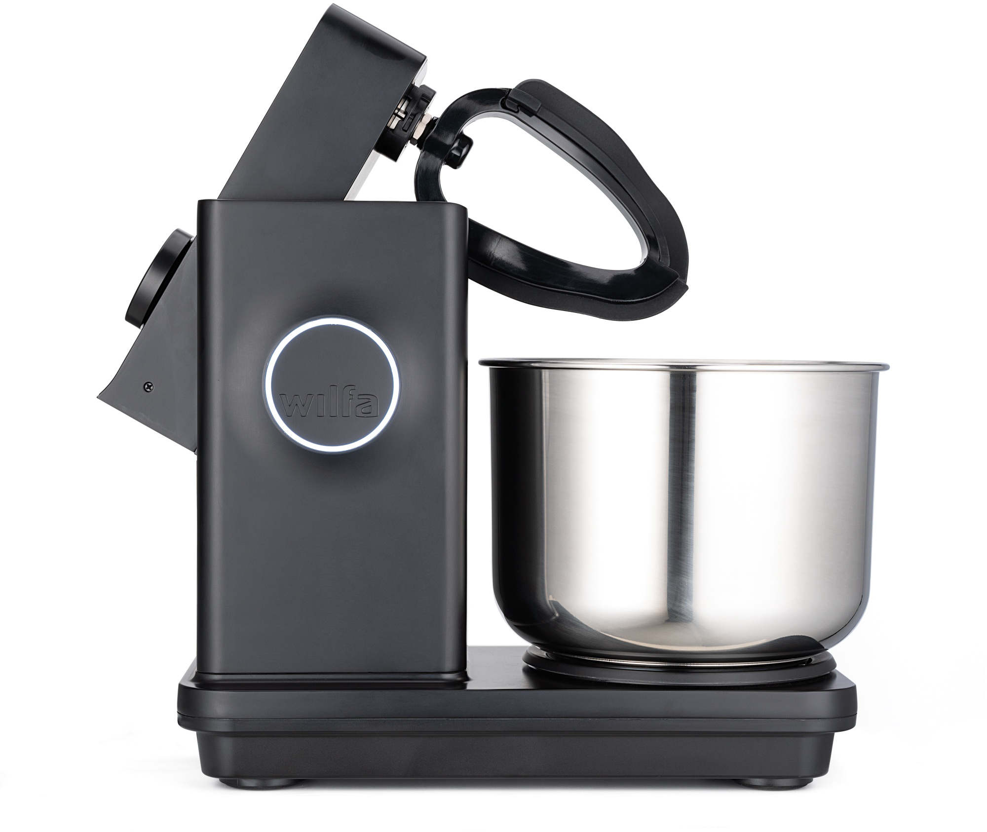 Schwarzer Wilfa-Standmixer mit Edelstahlrührschüssel, Griff und Bedienknopf, auf weißem Hintergrund.