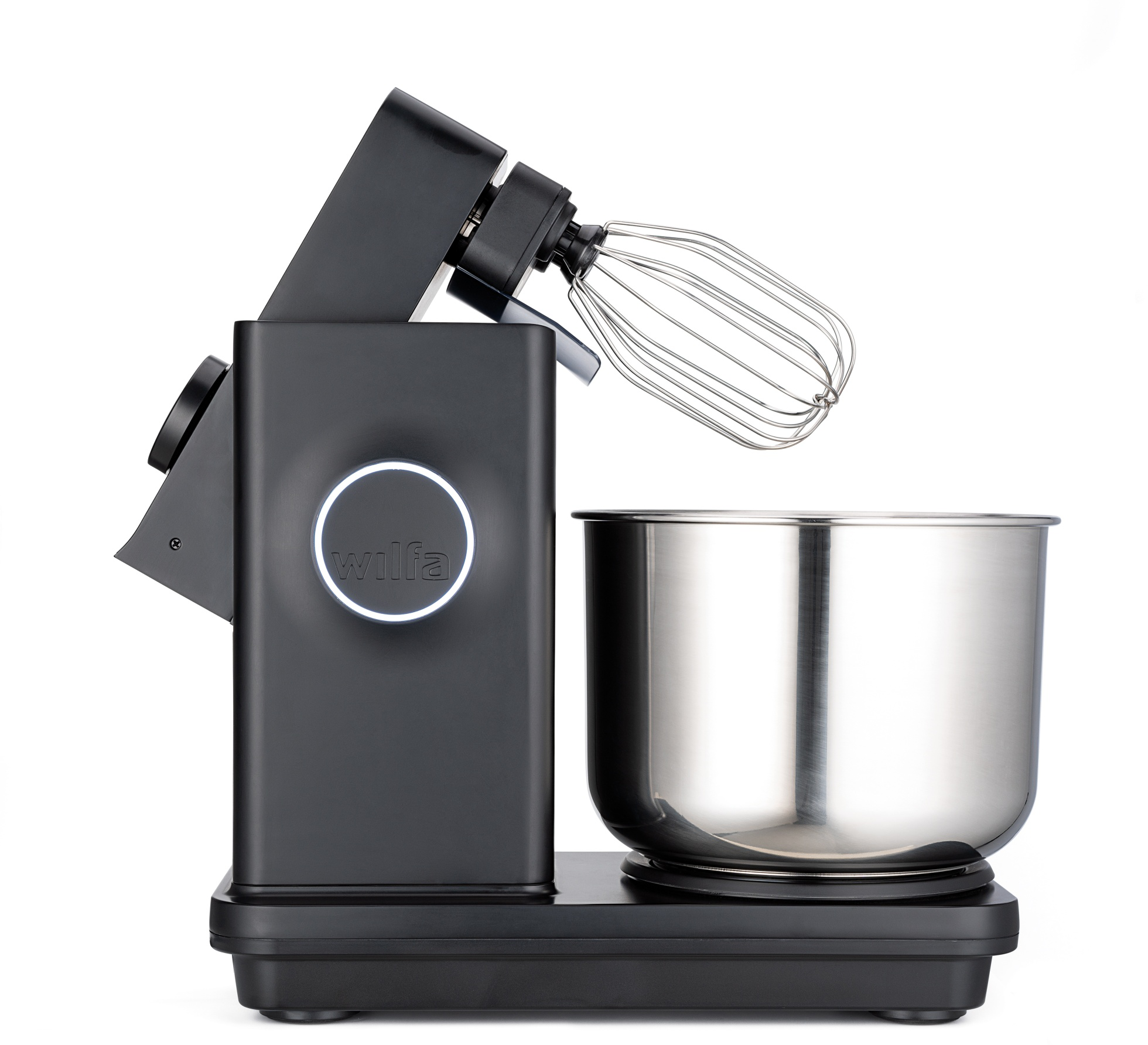 Ein schwarzer Küchenmixer mit einer silbernen Schüssel und einem Schneebesen-Aufsatz auf weißem Hintergrund.