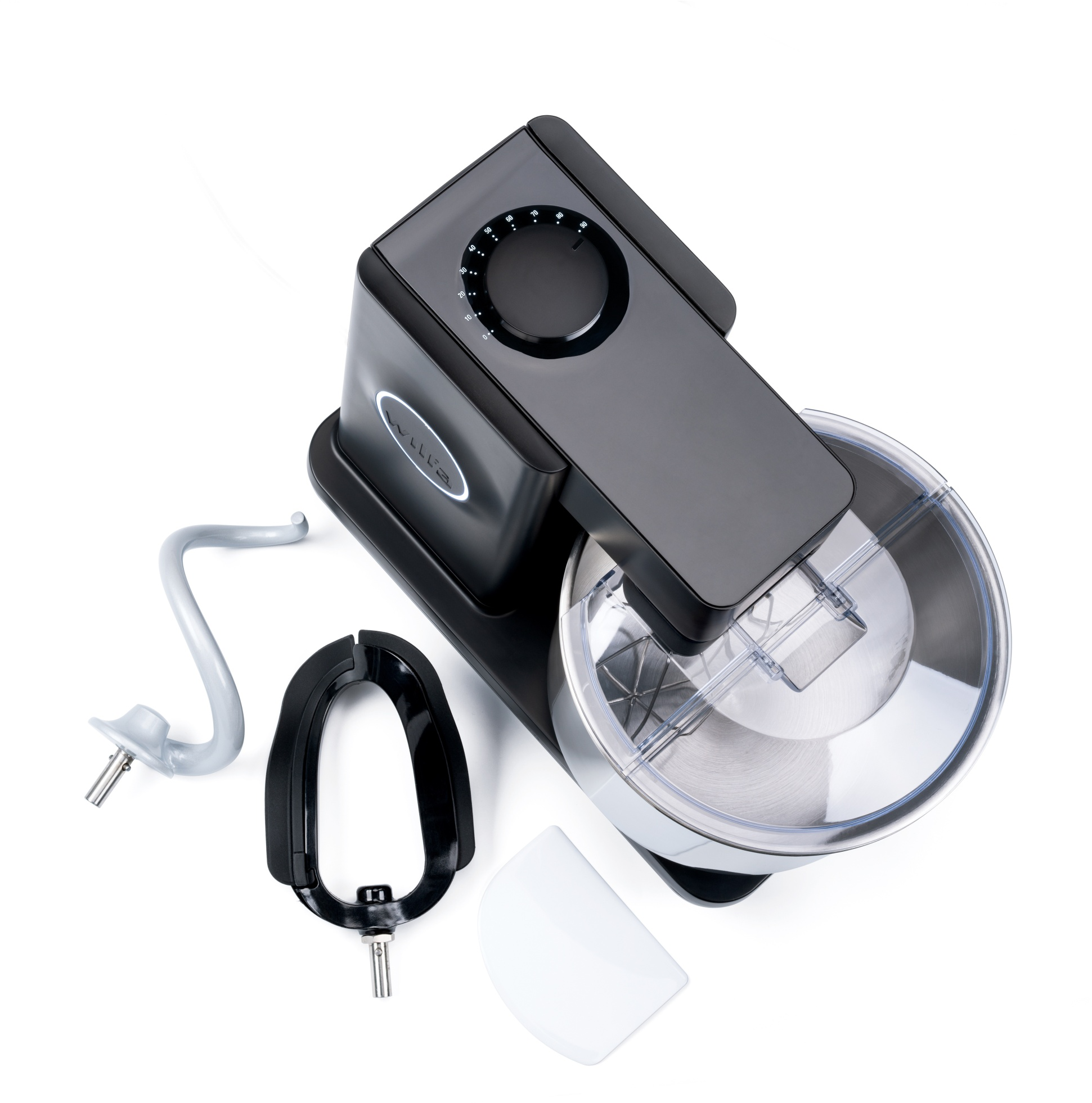Ein schwarzer Küchenmixer mit Aufsätzen: ein Rührbesen, ein Haken und ein Spatel. Draufsicht.