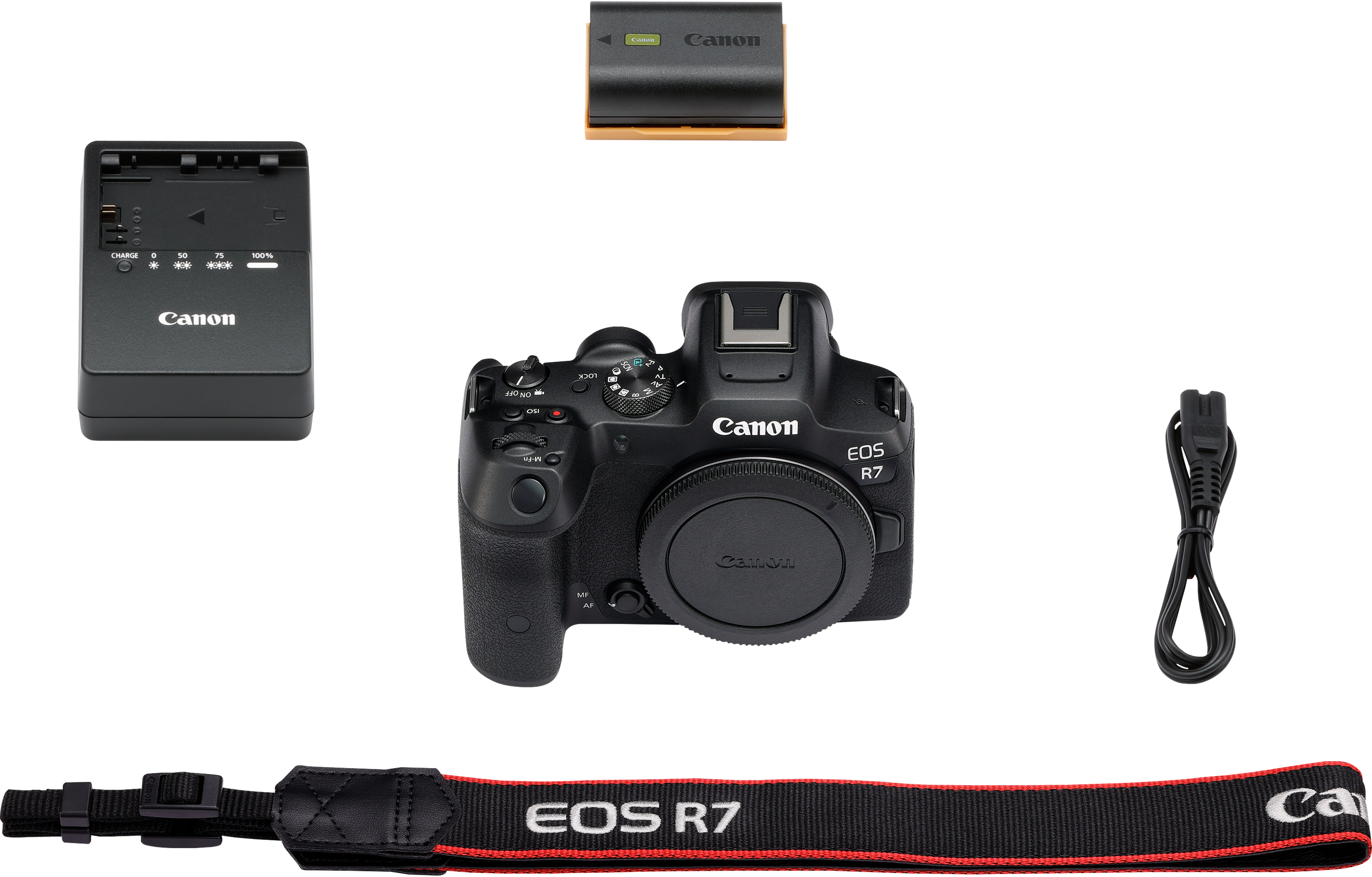 Appareil photo Canon EOS R7 et accessoires. Inclut chargeur, batterie, courroie et câble. Sur fond blanc.