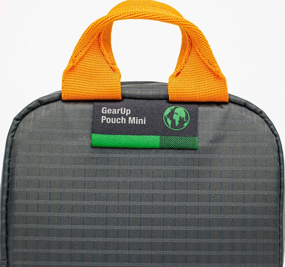 Pochette mini GearUp in grigio con manico arancione. Etichetta verde e nera visibile.