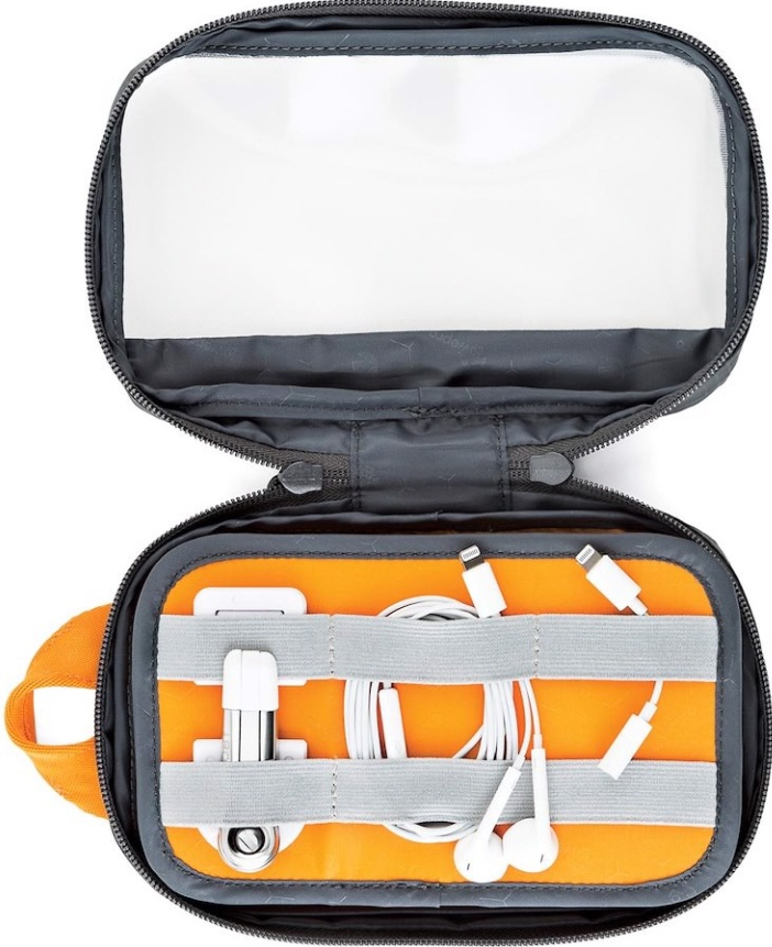 Organizer tecnologico grigio con coperchio trasparente, cavi e dispositivi arancioni.
