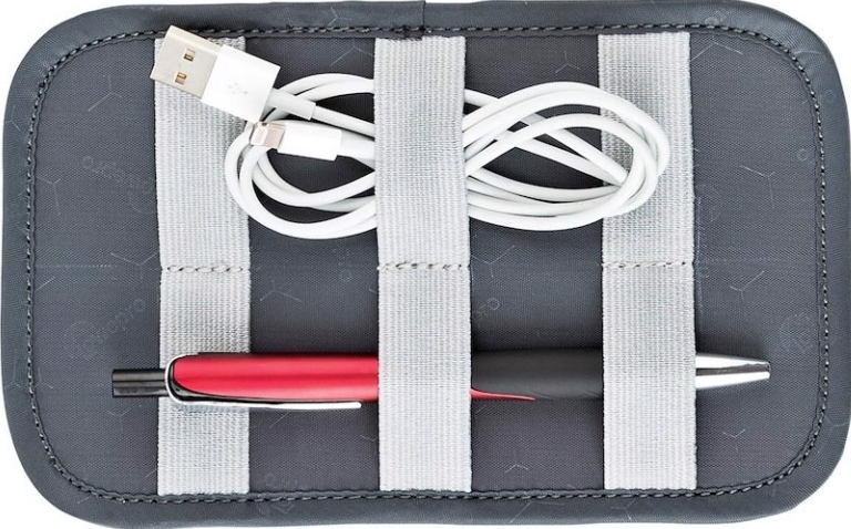 Custodia grigia con cavo USB bianco e penna rossa e nera.