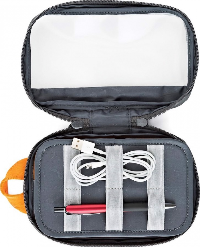Organizer da viaggio grigio aperto con contenuto: cavo USB, penne, ecc.