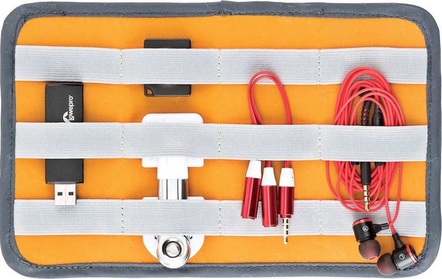 Organizzatore arancione con accessori tecnologici: USB, cavi, ecc.