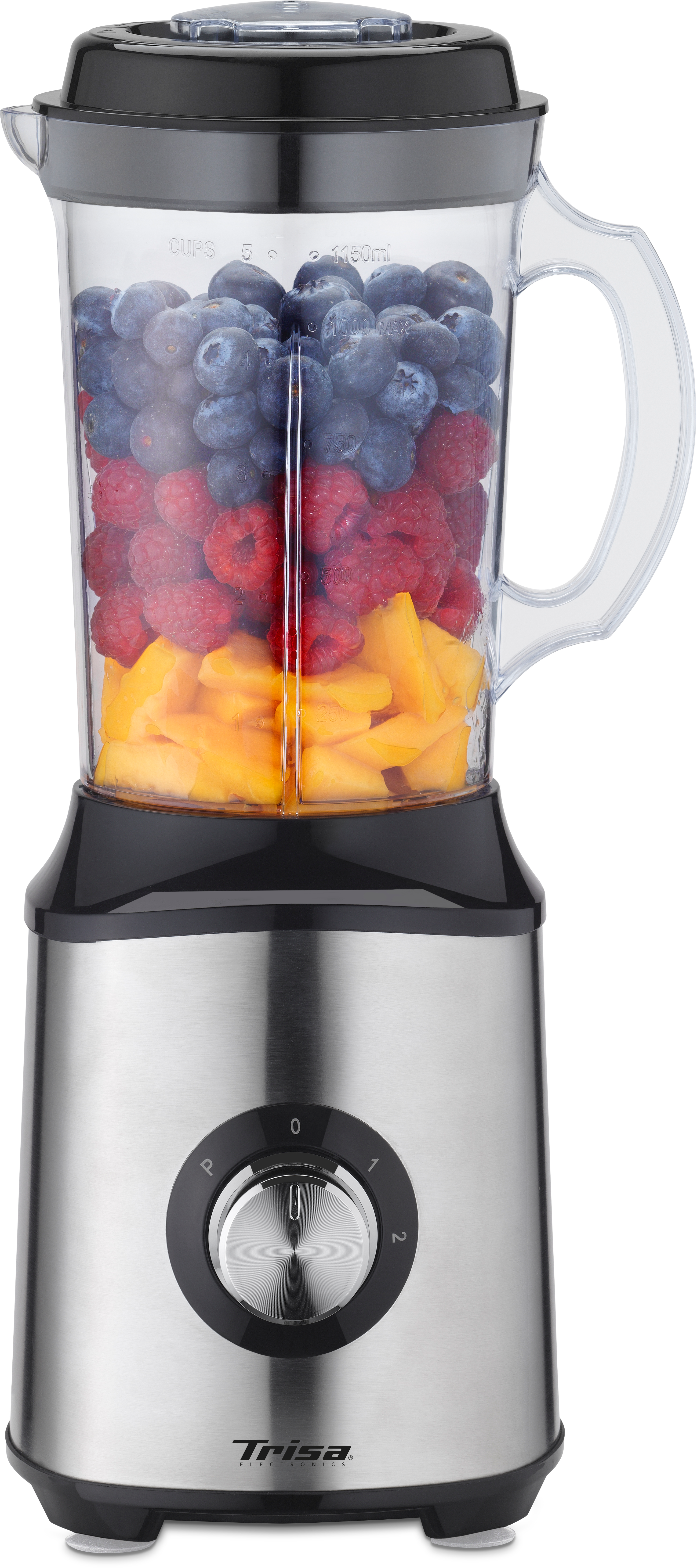Un blender argenté rempli de couches de mangue, de framboises et de myrtilles.