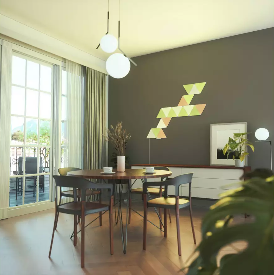 Una sala da pranzo con tavolo rotondo, sedie, credenza e una grande finestra con tende.
