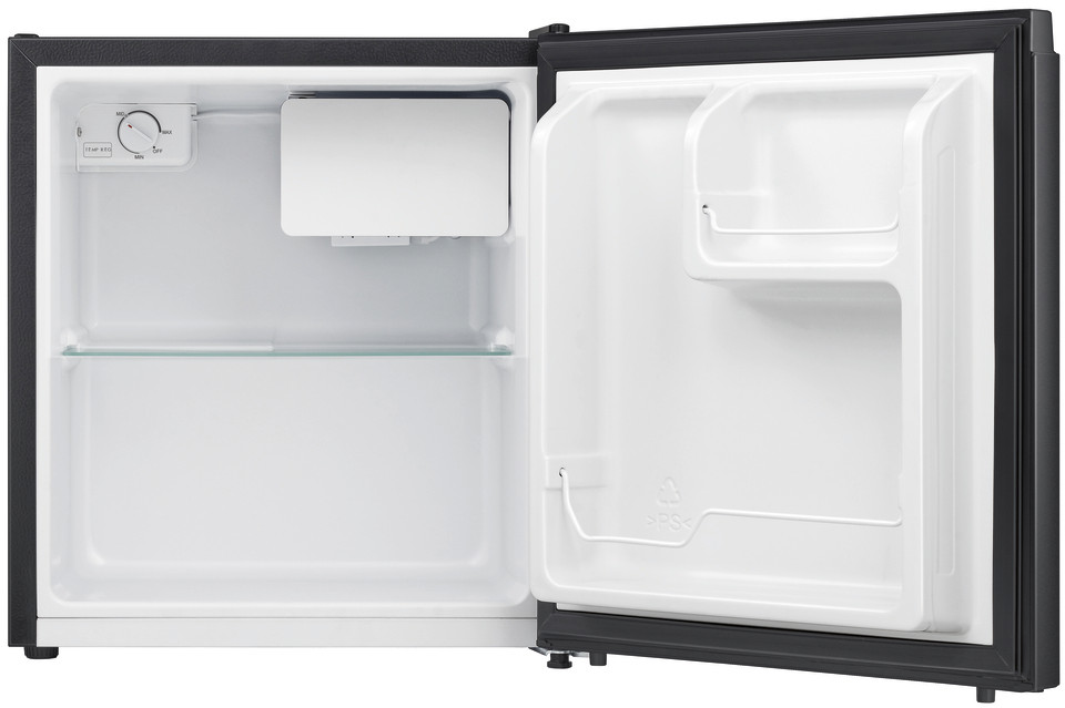 Petit mini-réfrigérateur noir ouvert avec une étagère en verre et un petit compartiment congélateur.
