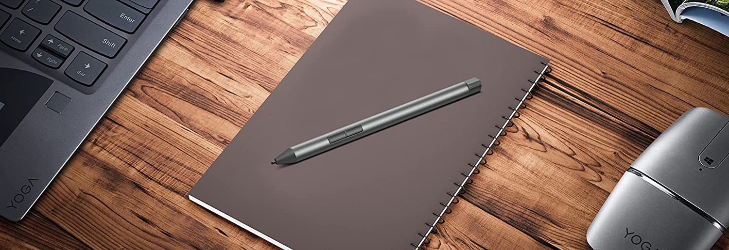 Un laptop, una penna e un mouse su un tavolo di legno.