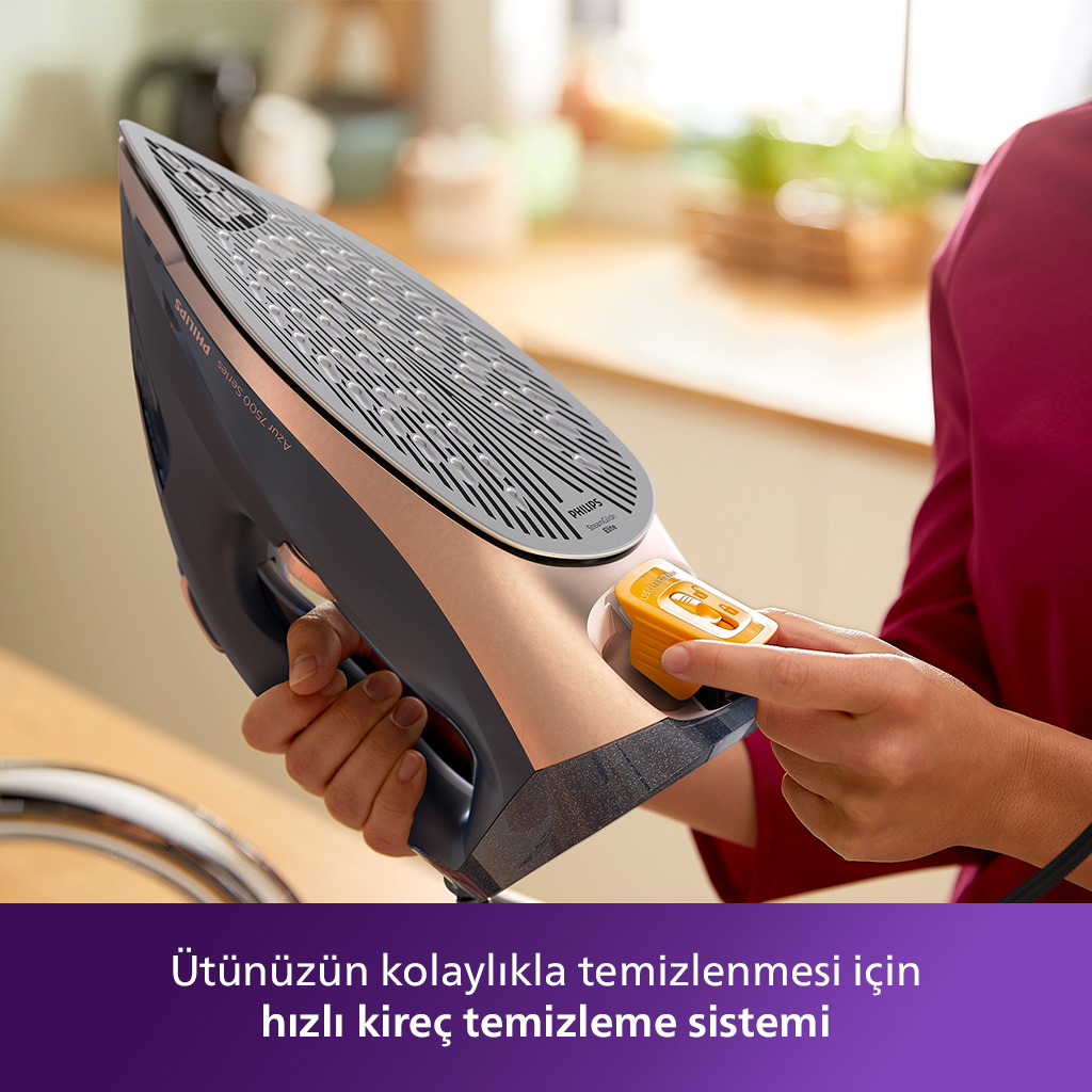 Bir elin temizleme sistemini ayarladığı bir ütü, Türkçe metinle.