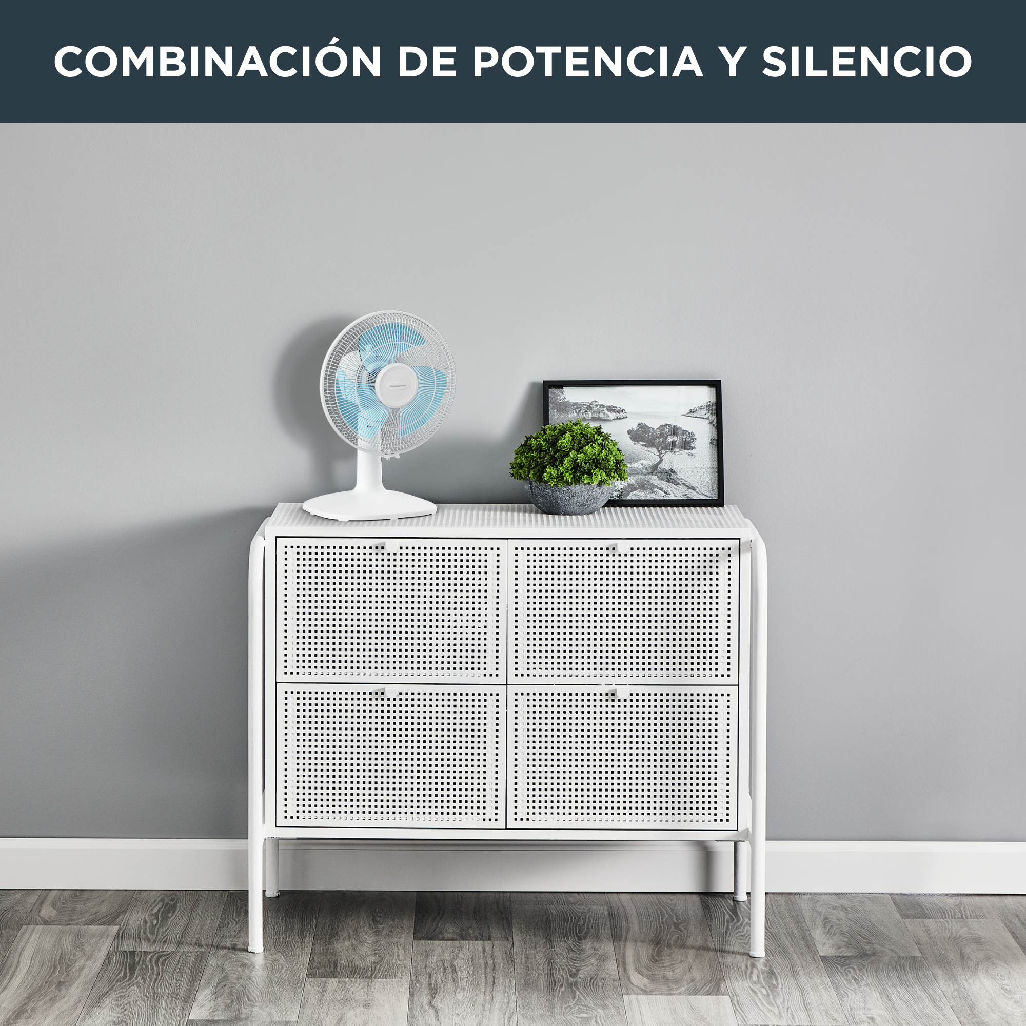 Gabinete blanco con ventilador. Imagen y planta encima. Fondo de pared gris.