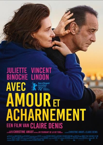 Affiche de film avec deux personnes qui s'embrassent. Titre français, noms d'acteurs et titre du film visibles.