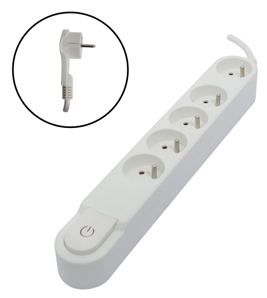 Multiprise blanche avec quatre prises et un bouton d'alimentation, avec une prise dans un cercle.
