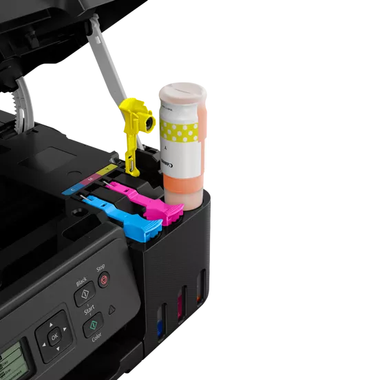 Egy nyomtató, amelyben a tintapatronok a helyükön vannak, használatra készen.