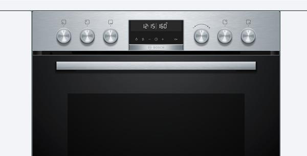 Ein Edelstahlbackofen mit Digitalanzeige, die die Uhrzeit anzeigt. Knöpfe und Tasten befinden sich oben.