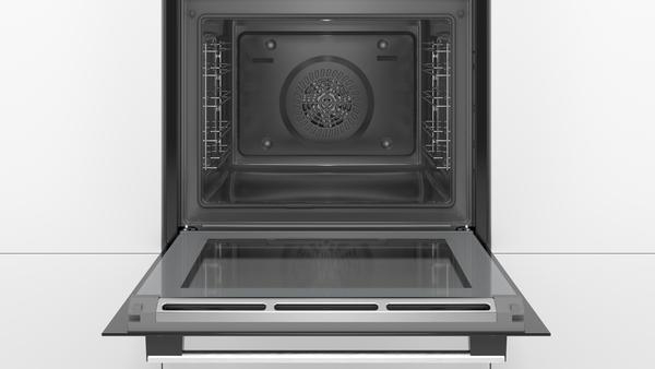 Geöffneter Backofen, schwarz und Edelstahl.