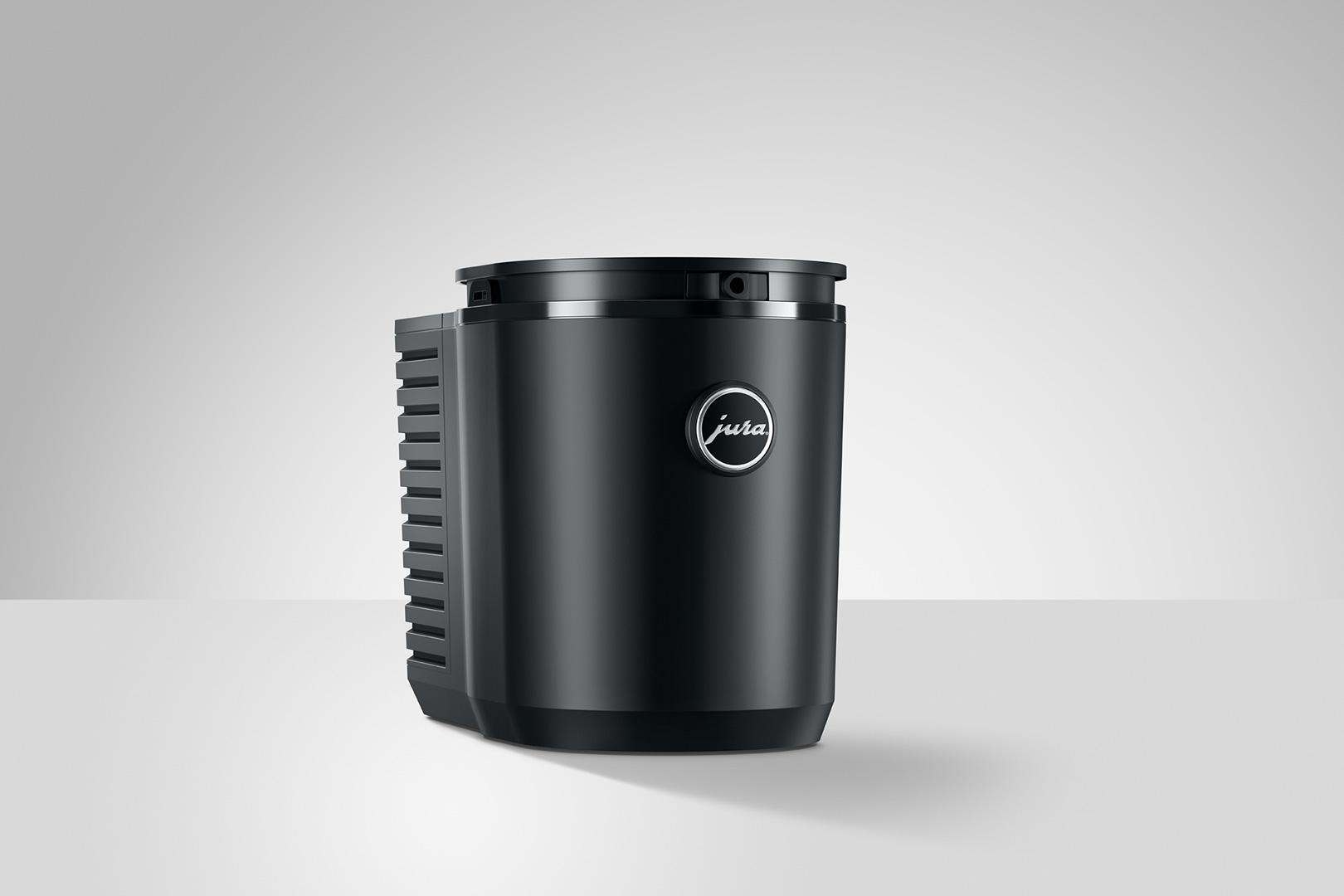 Schwarze Jura Kaffeemaschine mit silbernem Logo an der Seite auf weißem Hintergrund.