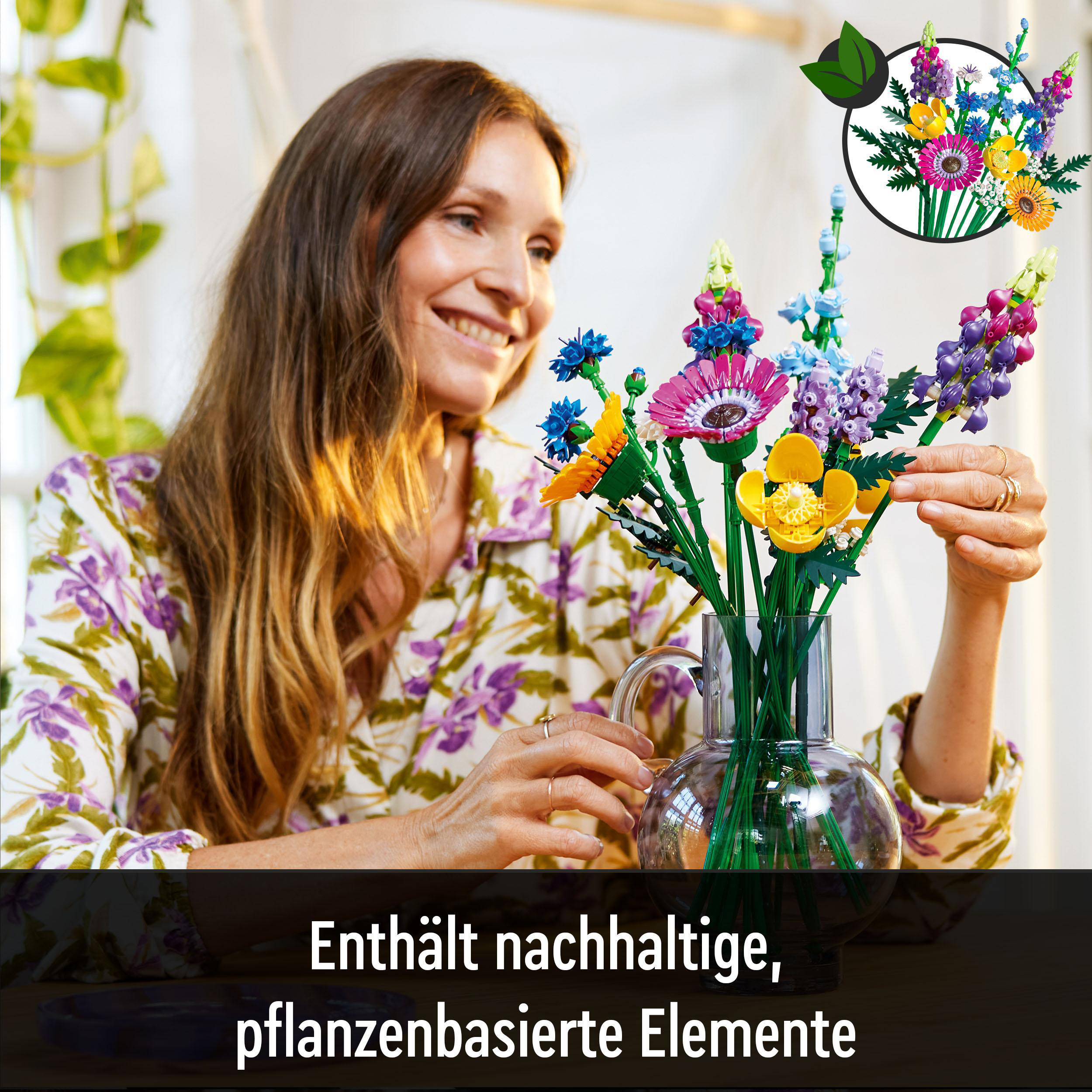 Frau mit Blumen. Bunte Lego-Blumen in Vase. Text: Enthält nachhaltige, pflanzbasierte Elemente.