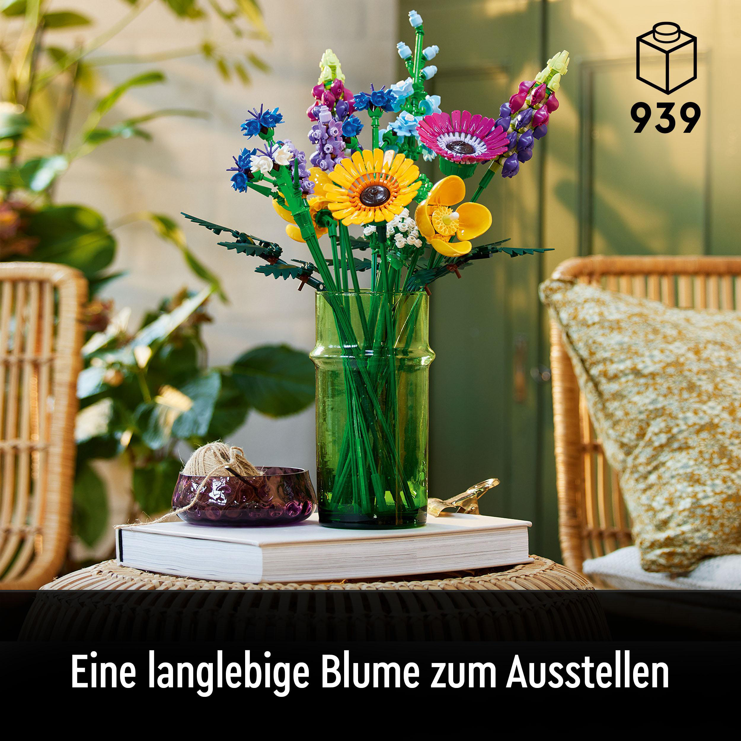 Ein Lego-Blumenstrauß in einer grünen Vase. Enthält Sonnenblumen und andere bunte Blumen.