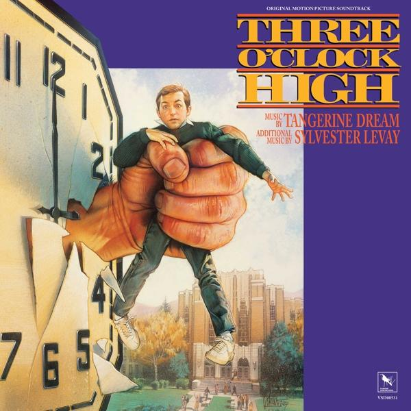 A Three O'Clock High film plakátja, fiú áttöri az órát, kéz, és iskola a háttérben.