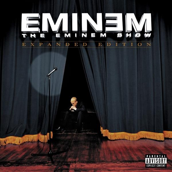 A The Eminem Show bővített kiadásának album borítója. Egy férfi a színpadi függöny mögött ül.