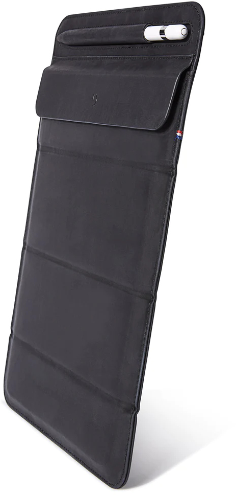Zwart lederen hoesje met een stylus. Het hoesje is opgevouwen en heeft een zakje aan de bovenkant.