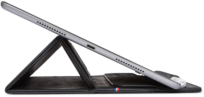 Tablet opgezet in een zwarte hoes. De hoes is open en een stylus zit in de houder.