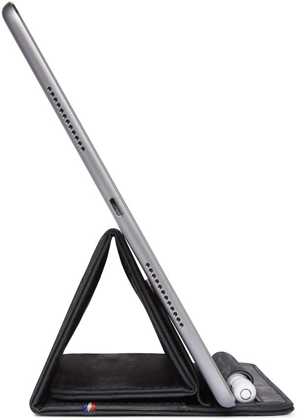 Tablet opgezet in een zwarte hoes, met de stylus zichtbaar.