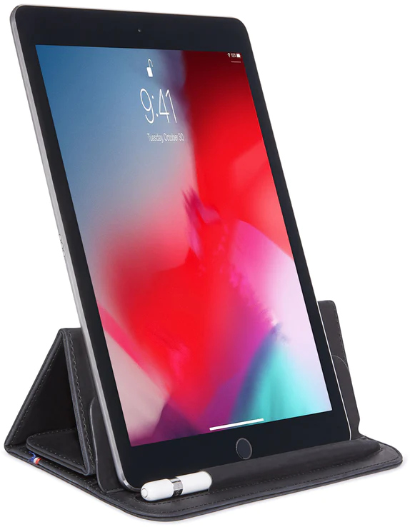 Een iPad in een zwarte hoes, ondersteund met een ingevoegde stylus.