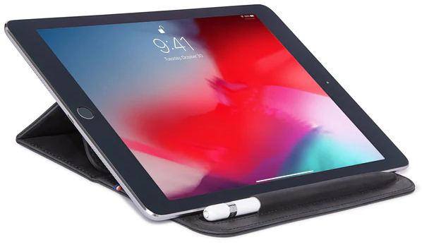 Een iPad in een zwarte hoes met een pen. Het scherm toont een kleurrijk beeld.