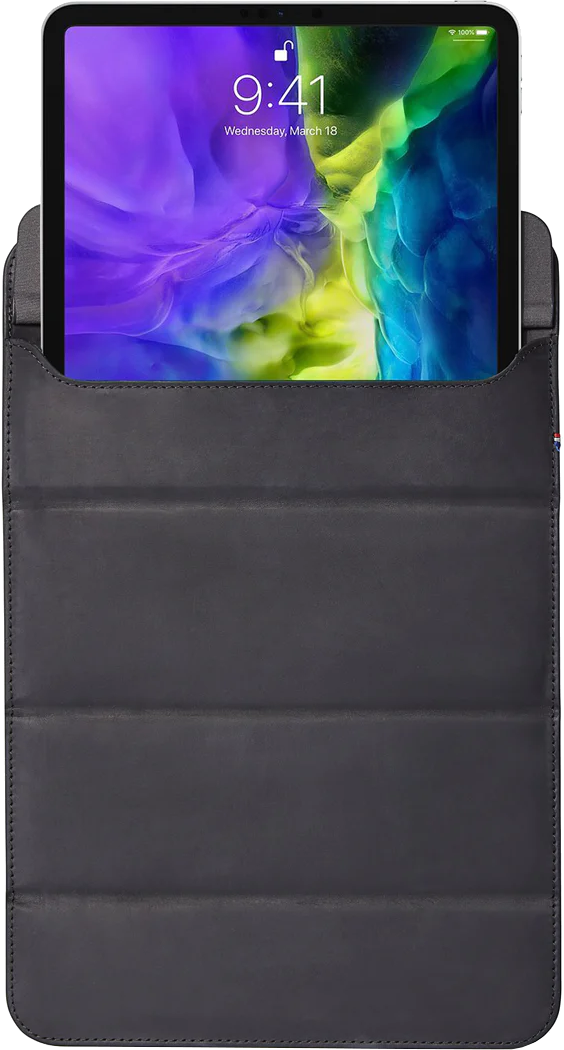 Een tablet in een donkergrijze gewatteerde hoes. Het scherm toont een paarse en groene achtergrond.