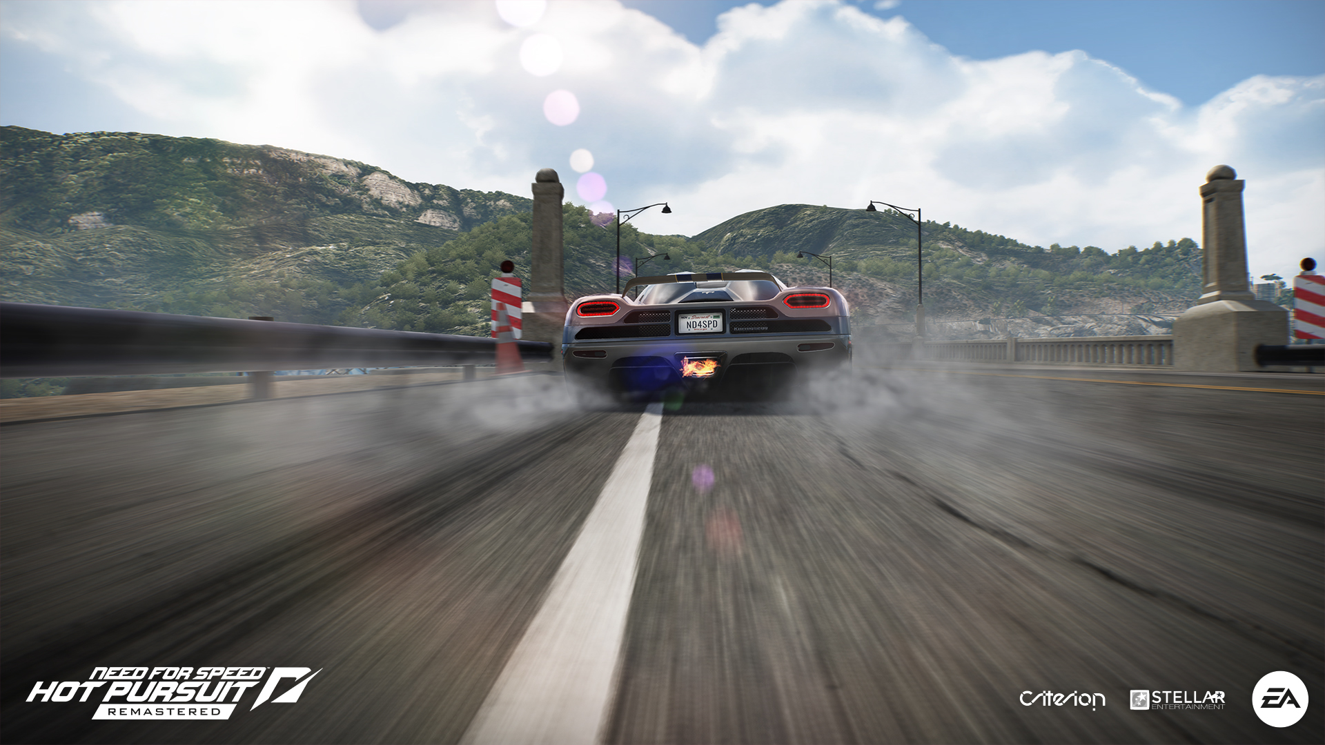Un'auto che guida veloce su una strada con vista panoramica. Il titolo del gioco "Need for Speed" è visibile.