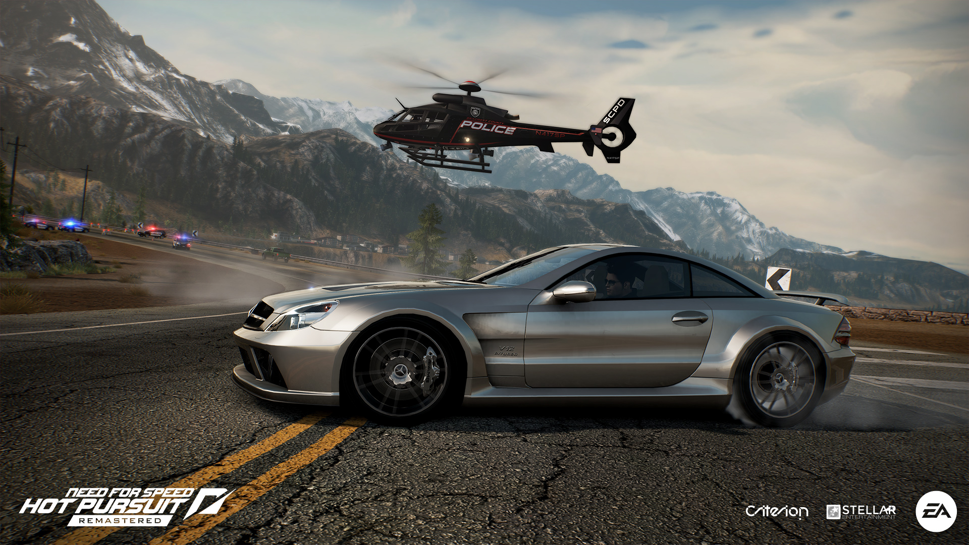 Auto sulla strada, scena di gioco Need for Speed con elicottero e auto della polizia.