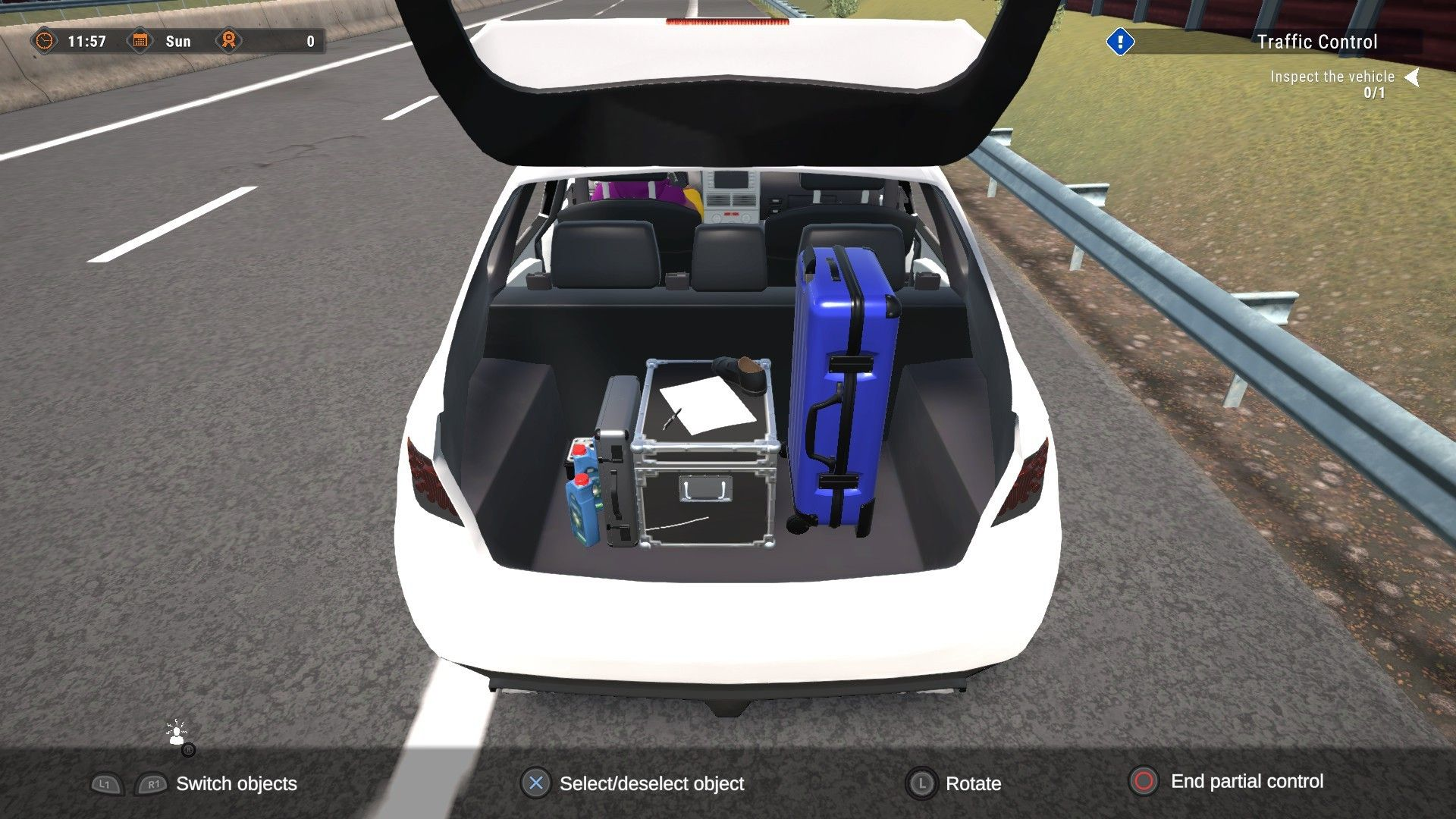 Offener Kofferraum mit Gepäck, darunter ein blauer Koffer und Kartons, auf Autobahn-Hintergrund.