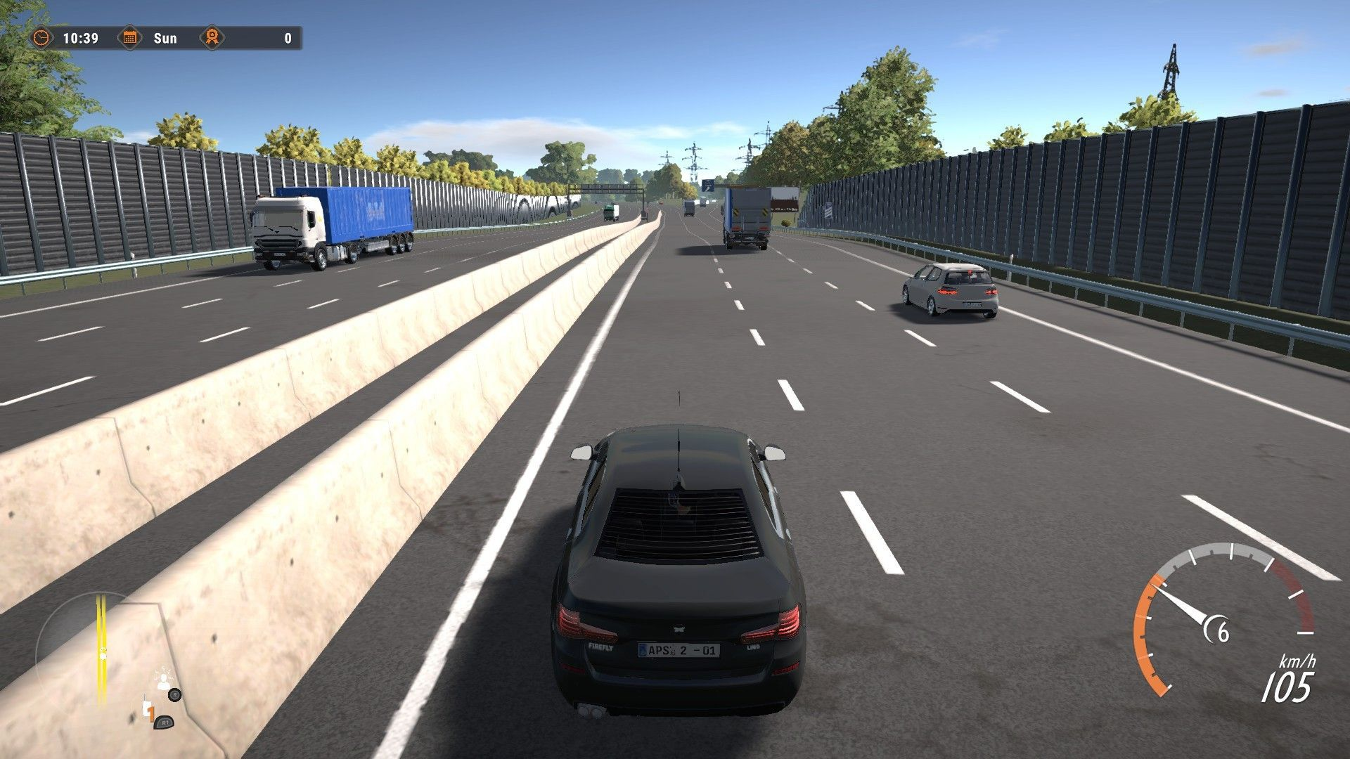 Autobahn mit Autos und Lastwagen, sonniger Tag.