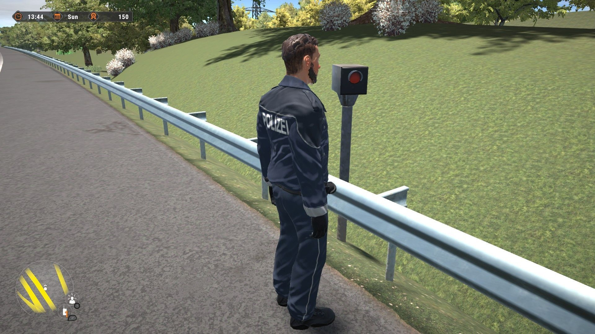 Ein Polizist steht an einer roten Ampel auf einer Straße mit grünem Gras und sonnigem Himmel.