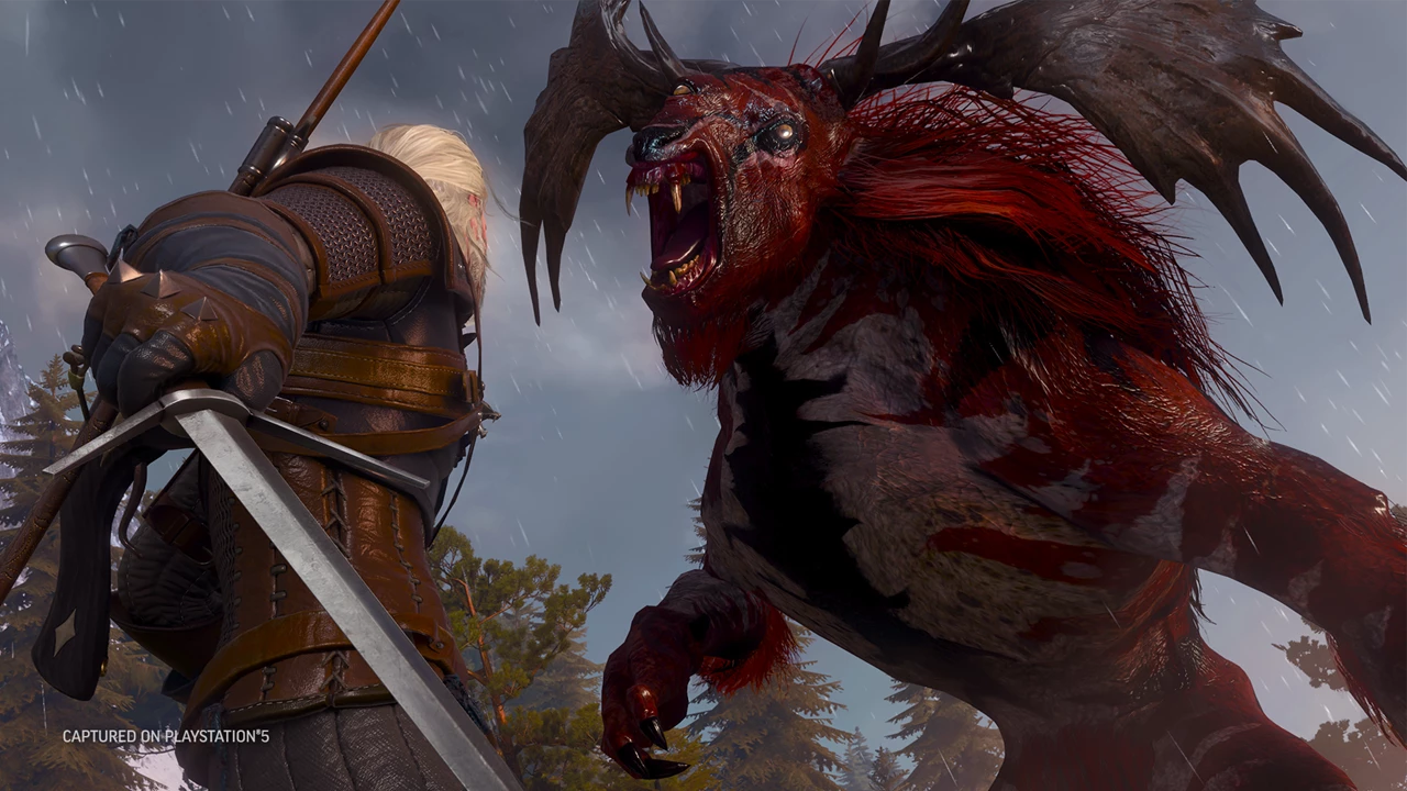 Een Witcher-personage vecht tegen een monster. Het monster heeft een rood gezicht en grote horens. Het regent.