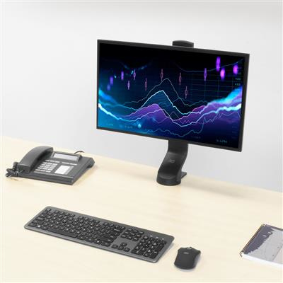 Monitor met een grafiek op een bureau met een toetsenbord, muis en telefoon. De monitor staat op een standaard.
