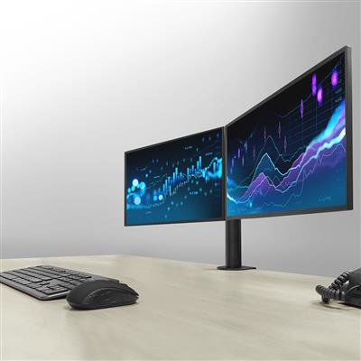 Twee computermonitoren op een bureau. Een toetsenbord en muis staan links. Grafieken worden weergegeven.