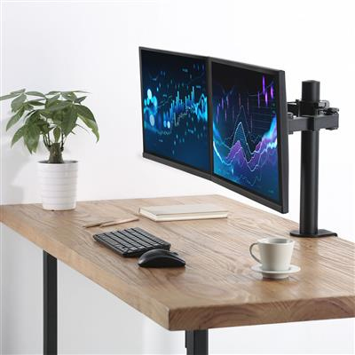Een houten bureau met twee monitoren, een toetsenbord, muis en een kopje koffie.