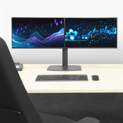 Twee computermonitoren met grafieken, een toetsenbord en een muis op een bureau.