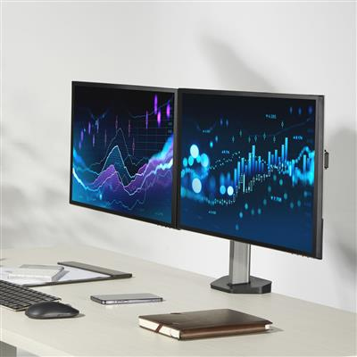Twee computermonitoren naast elkaar, met een toetsenbord, muis en notitieboek.