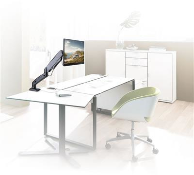 Modern bureau met monitor, stoel en kast.