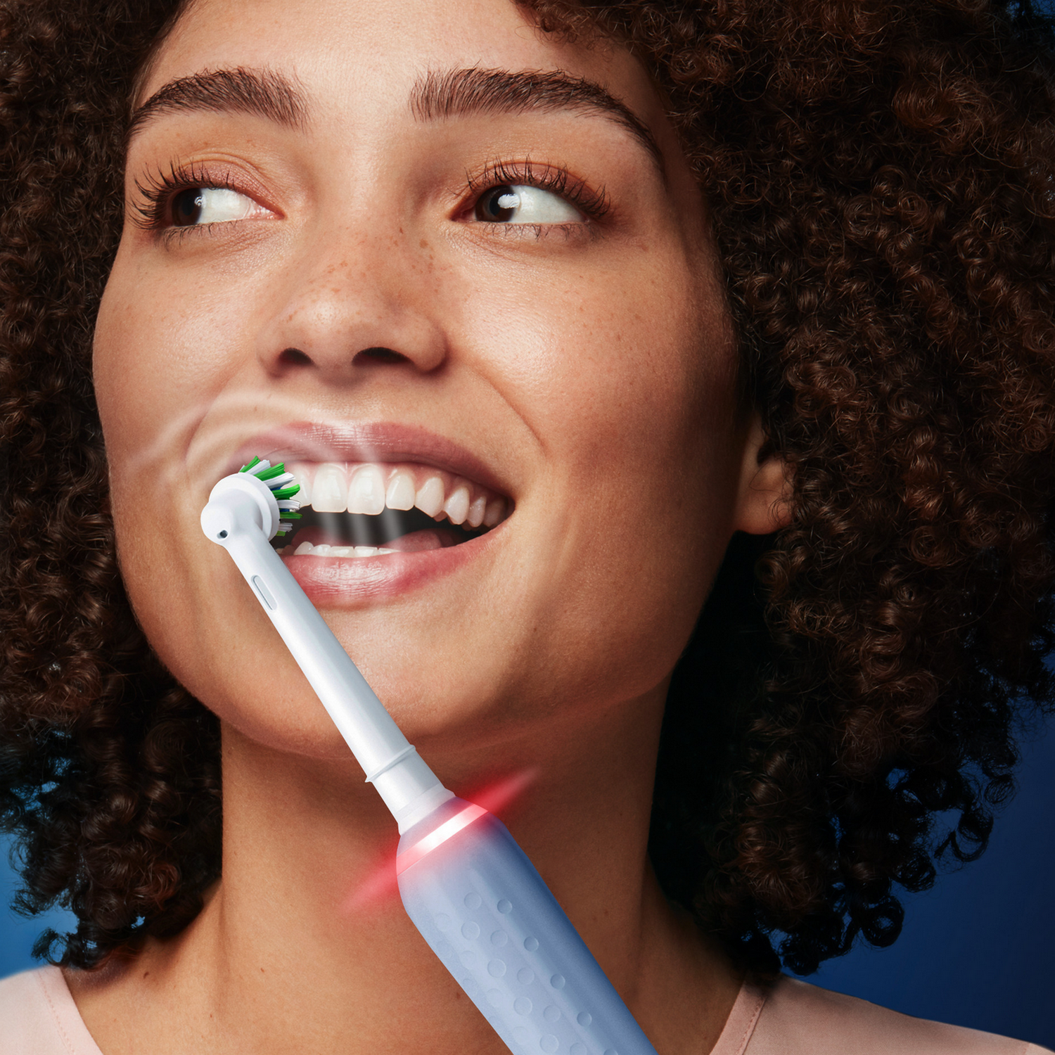 Vrouw gebruikt elektrische tandenborstel, close-up van haar mond.
