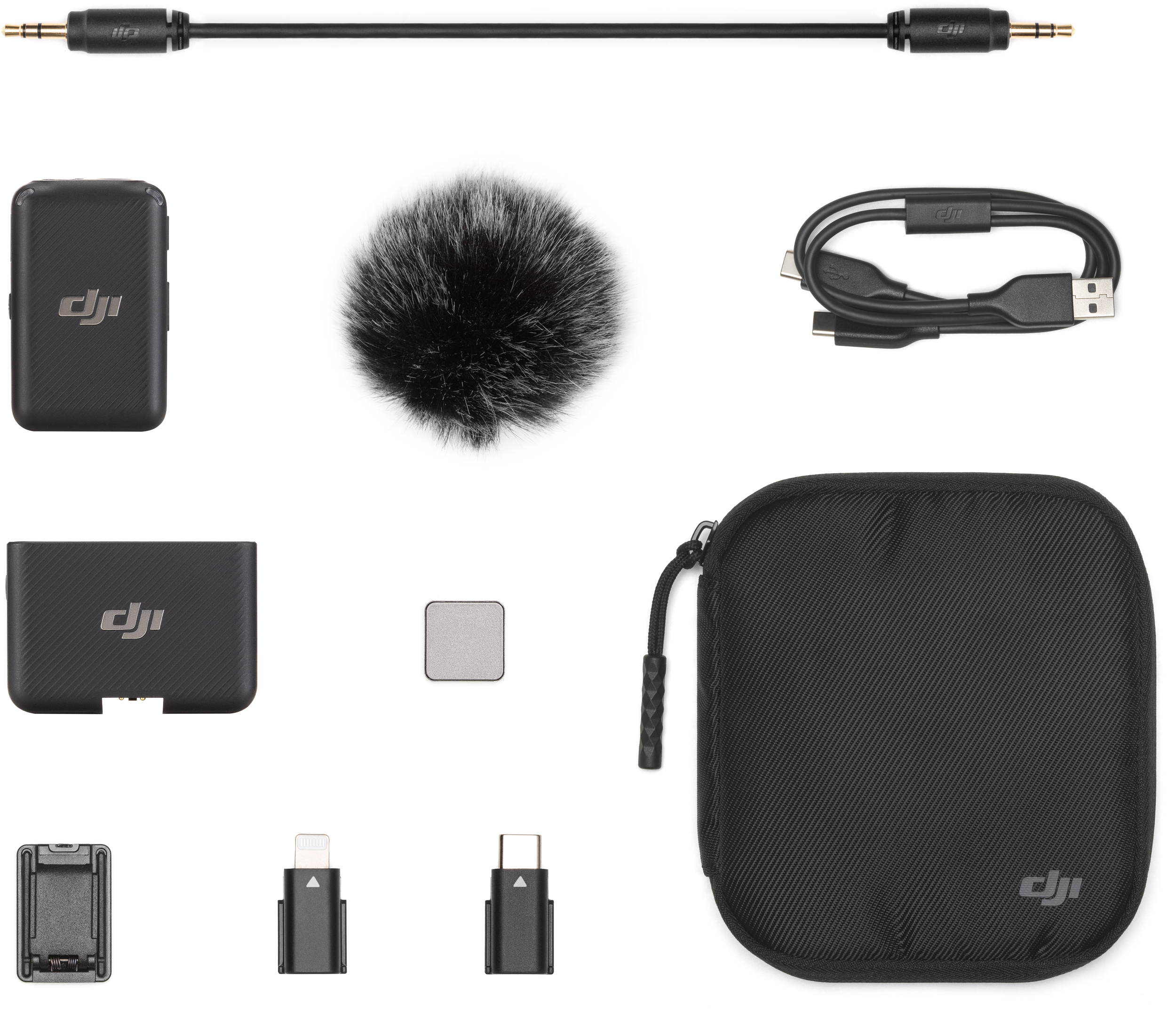 DJI Mikrofon und Zubehör. Enthält Mikrofon, Hülle, Kabel und Adapter. Alles auf weißer Oberfläche.